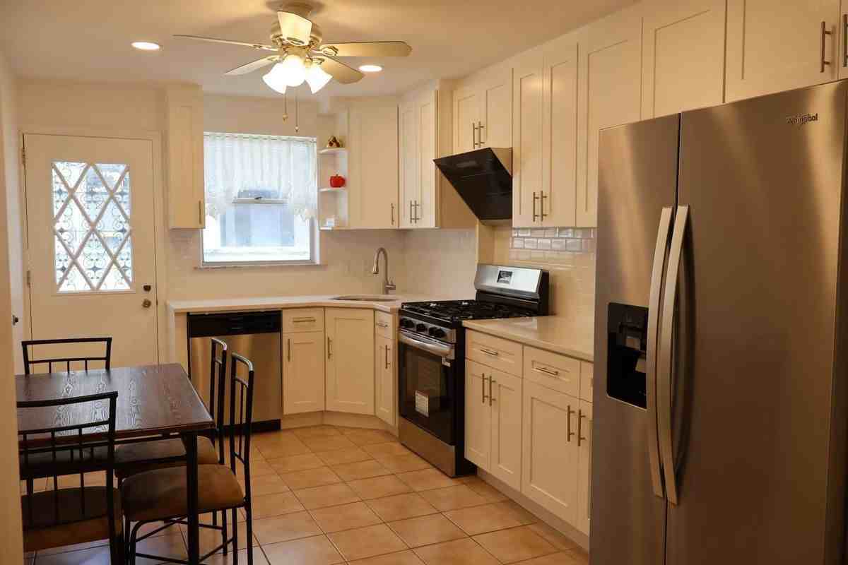 1847 Gladstone St - Photo 4 of 12