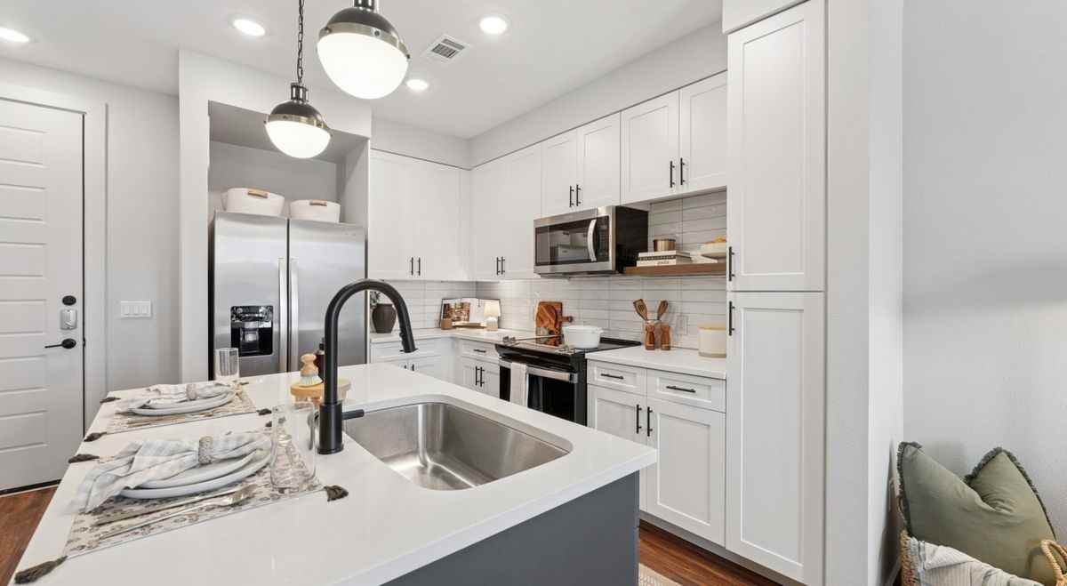 13621 Lyndhurst St - Photo 6 of 11