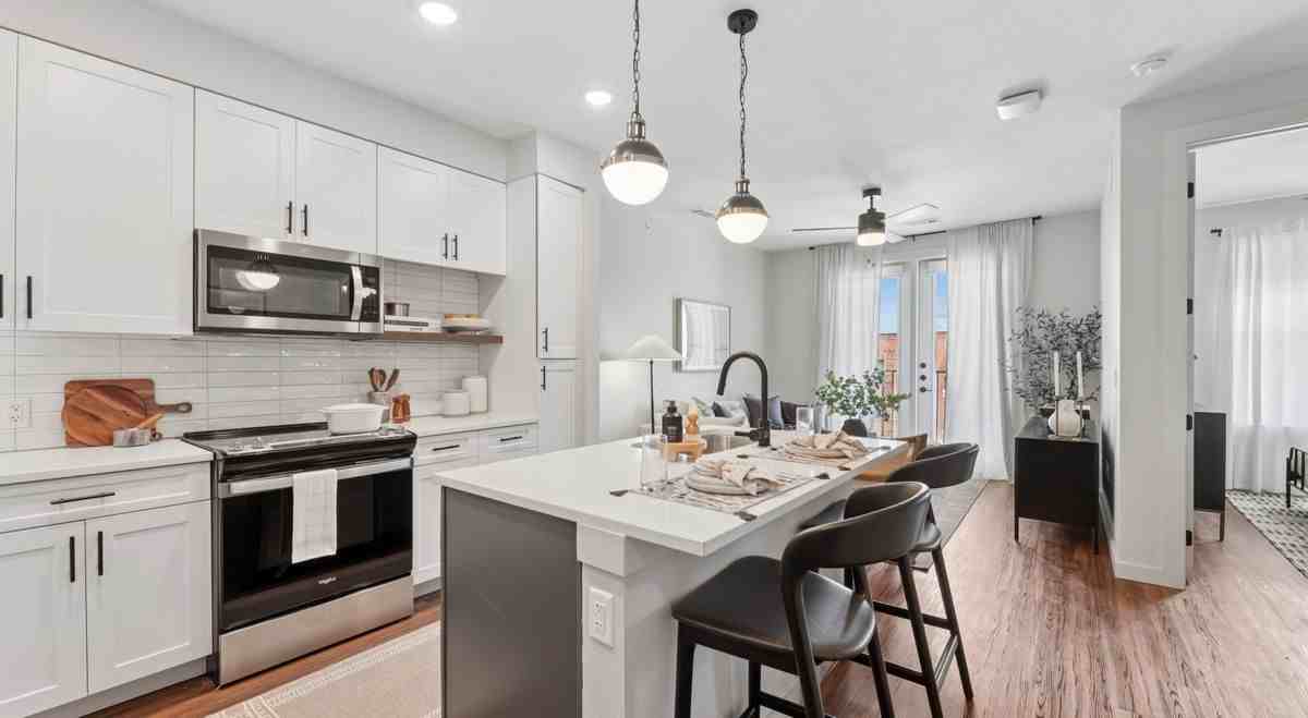 13621 Lyndhurst St - Photo 7 of 11