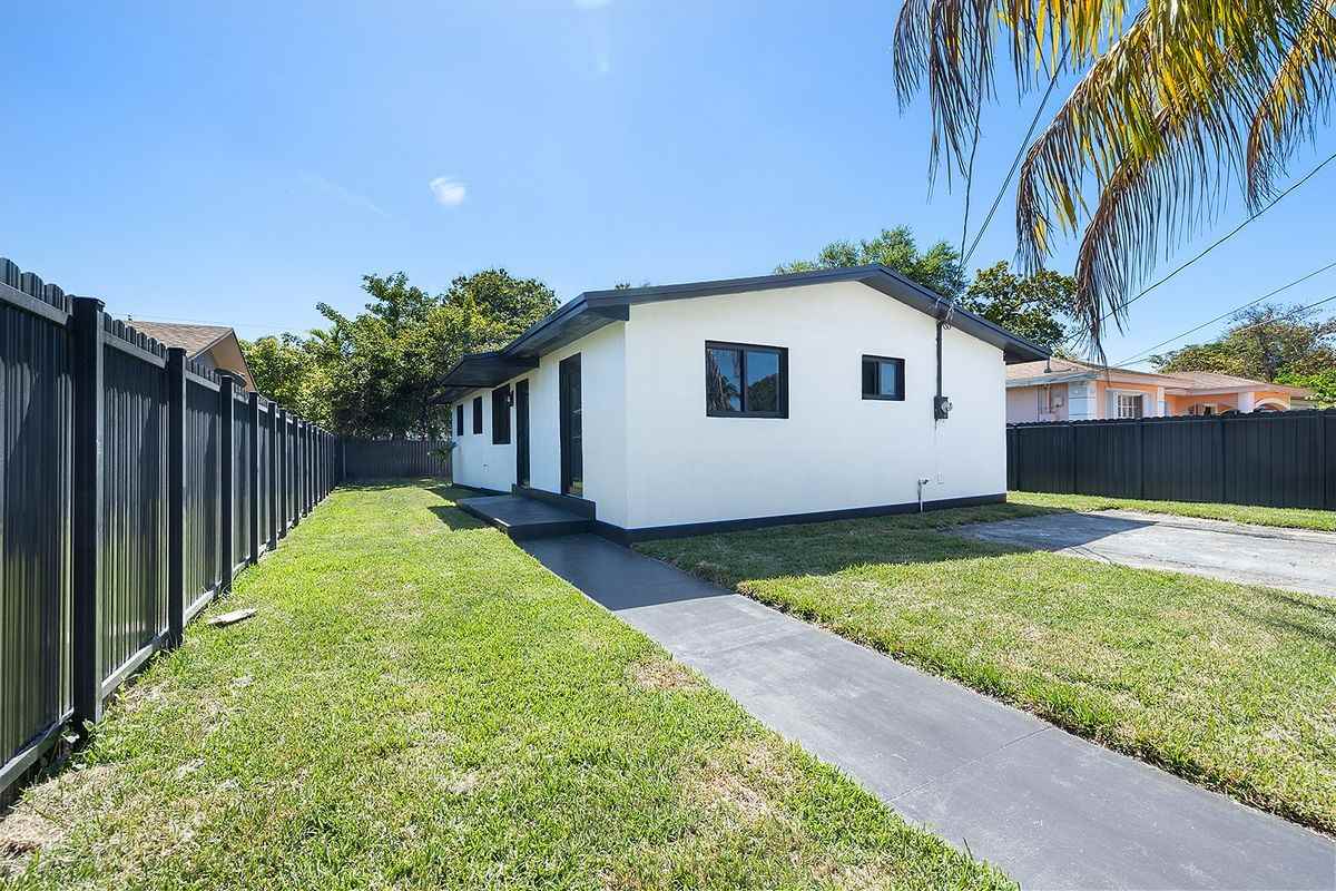 1522 Nw 41st St - Photo 2 of 5