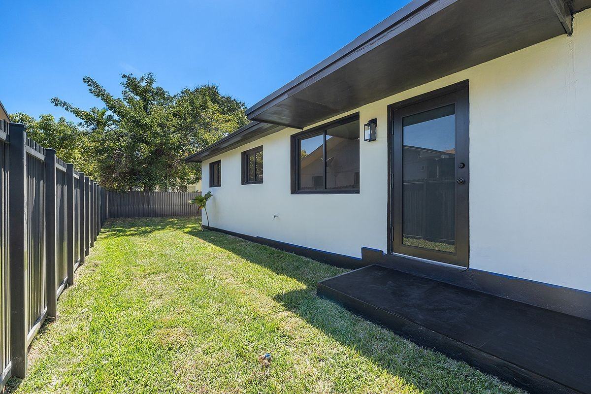 1522 Nw 41st St - Photo 3 of 5