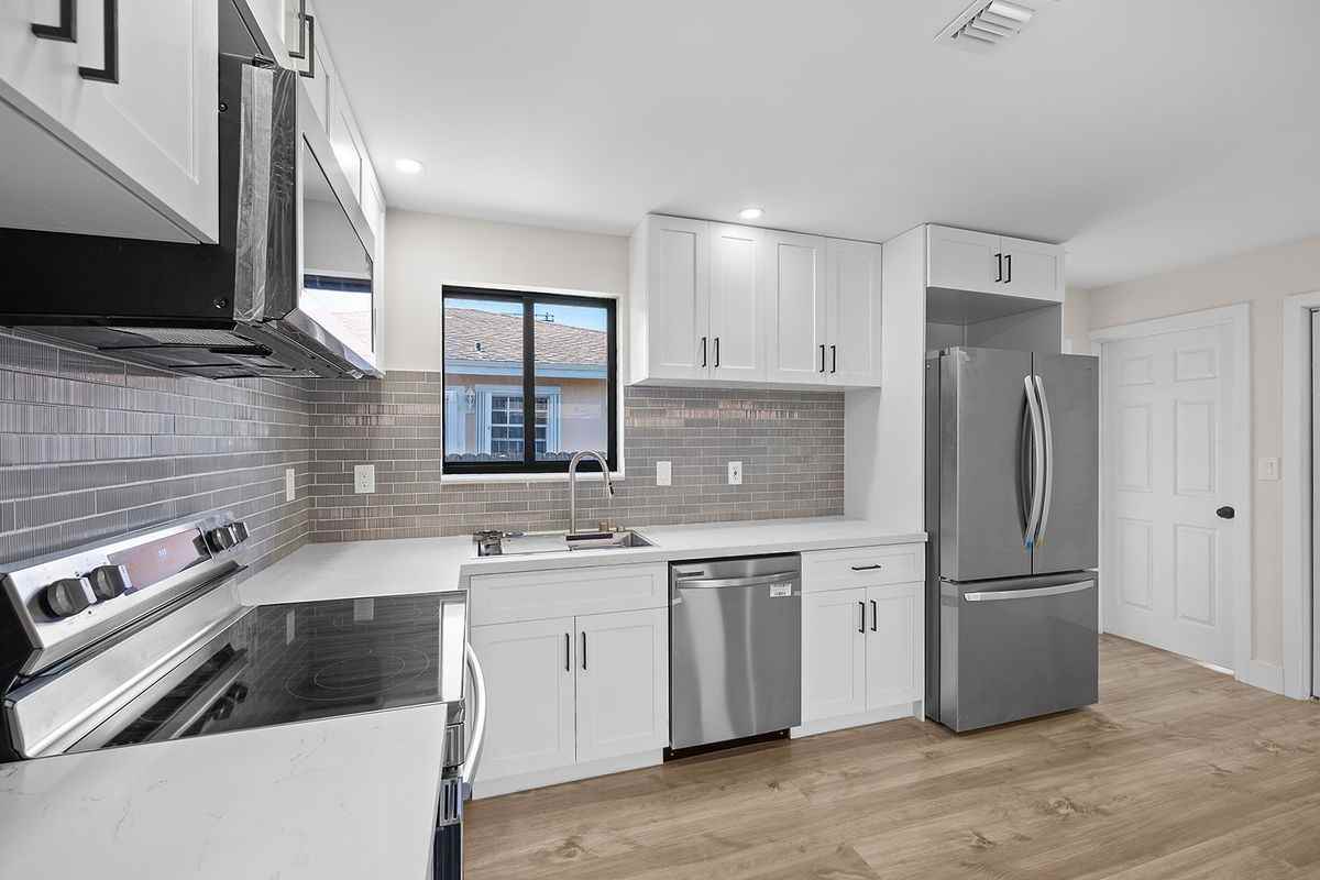 1522 Nw 41st St - Photo 4 of 5
