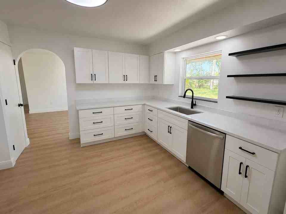 1231 Mariposa Dr Ne - Photo 2 of 3