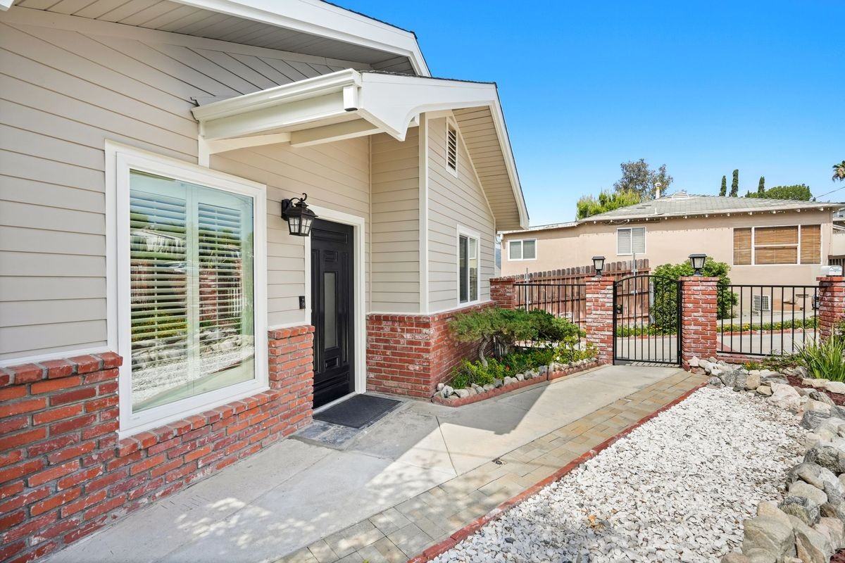 2910 Santa Carlotta St - Photo 4 of 42