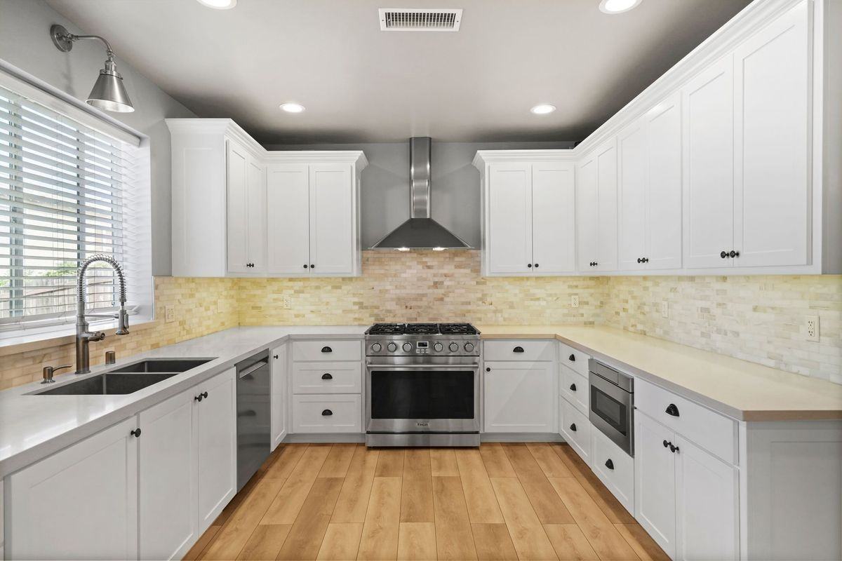 2910 Santa Carlotta St - Photo 7 of 42