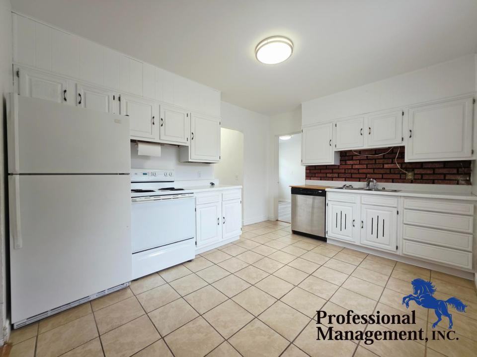 1327 Terry Ave - Photo 3 of 8