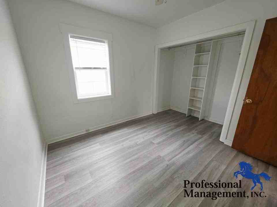 1327 Terry Ave - Photo 4 of 8