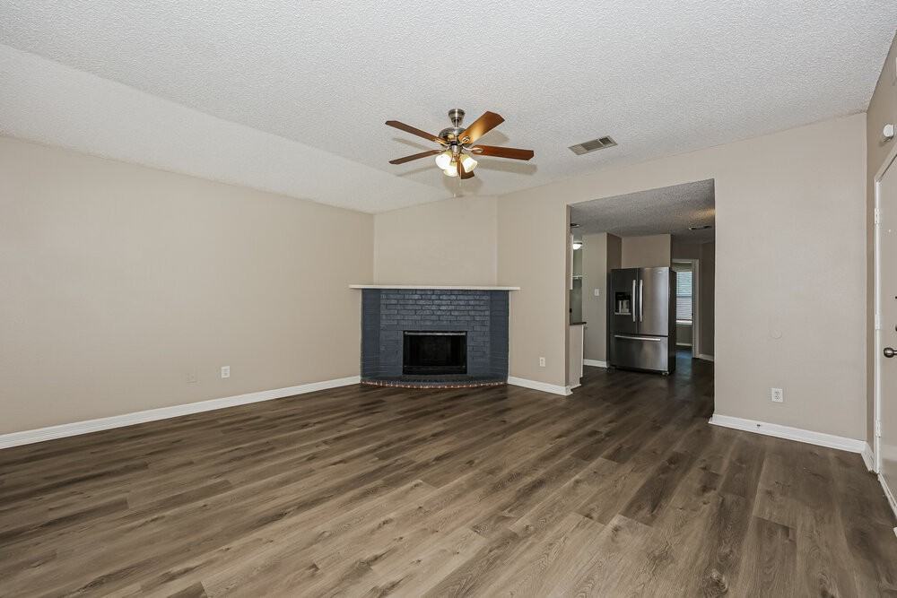 621 Hollyberry Dr - Photo 4 of 16