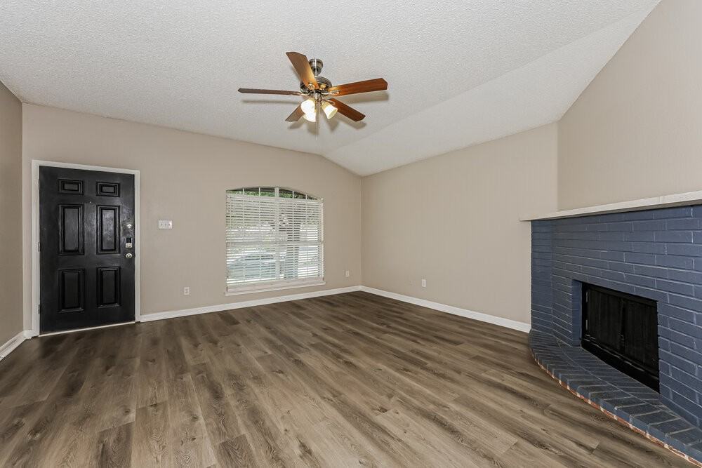 621 Hollyberry Dr - Photo 5 of 16