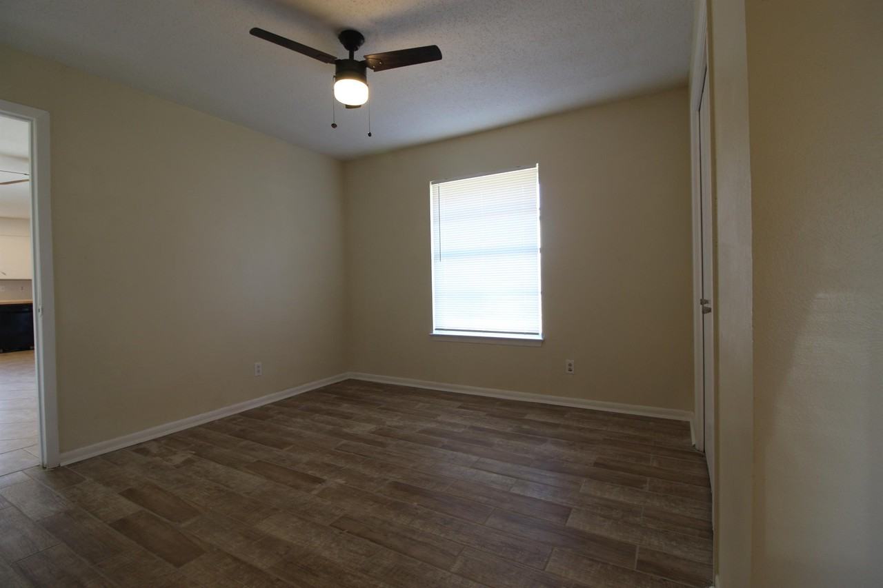 3303 Brookbend Dr - Photo 3 of 15