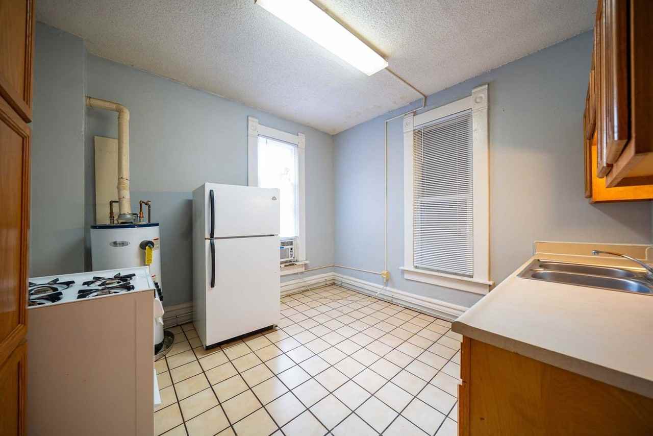 250 1/2 W 5th Ave #R - Photo 2 of 19