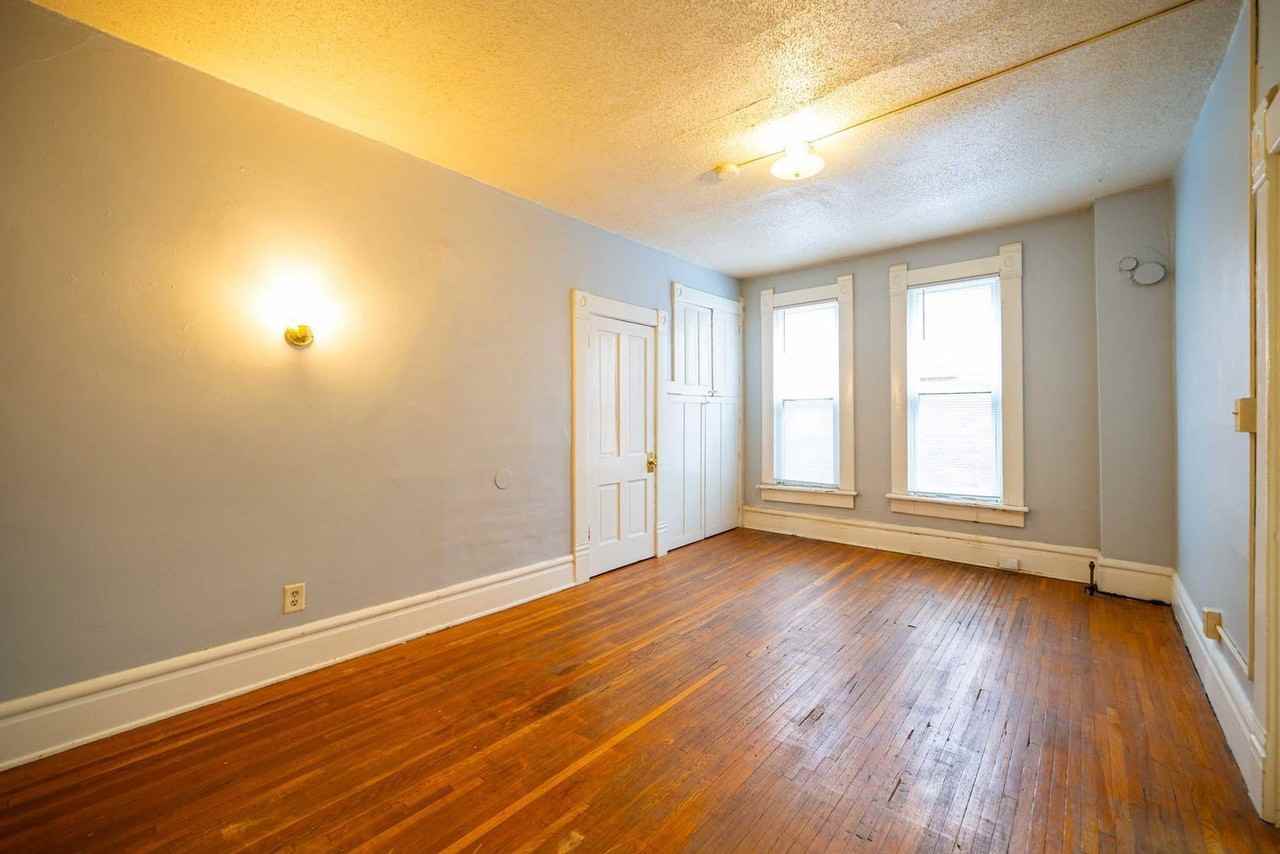 250 1/2 W 5th Ave #R - Photo 5 of 19
