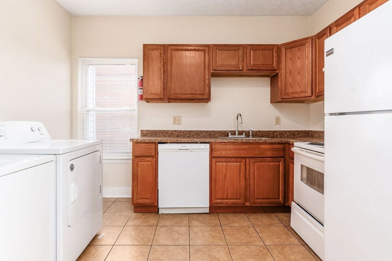 1371 Summit St #C - Photo 2 of 19