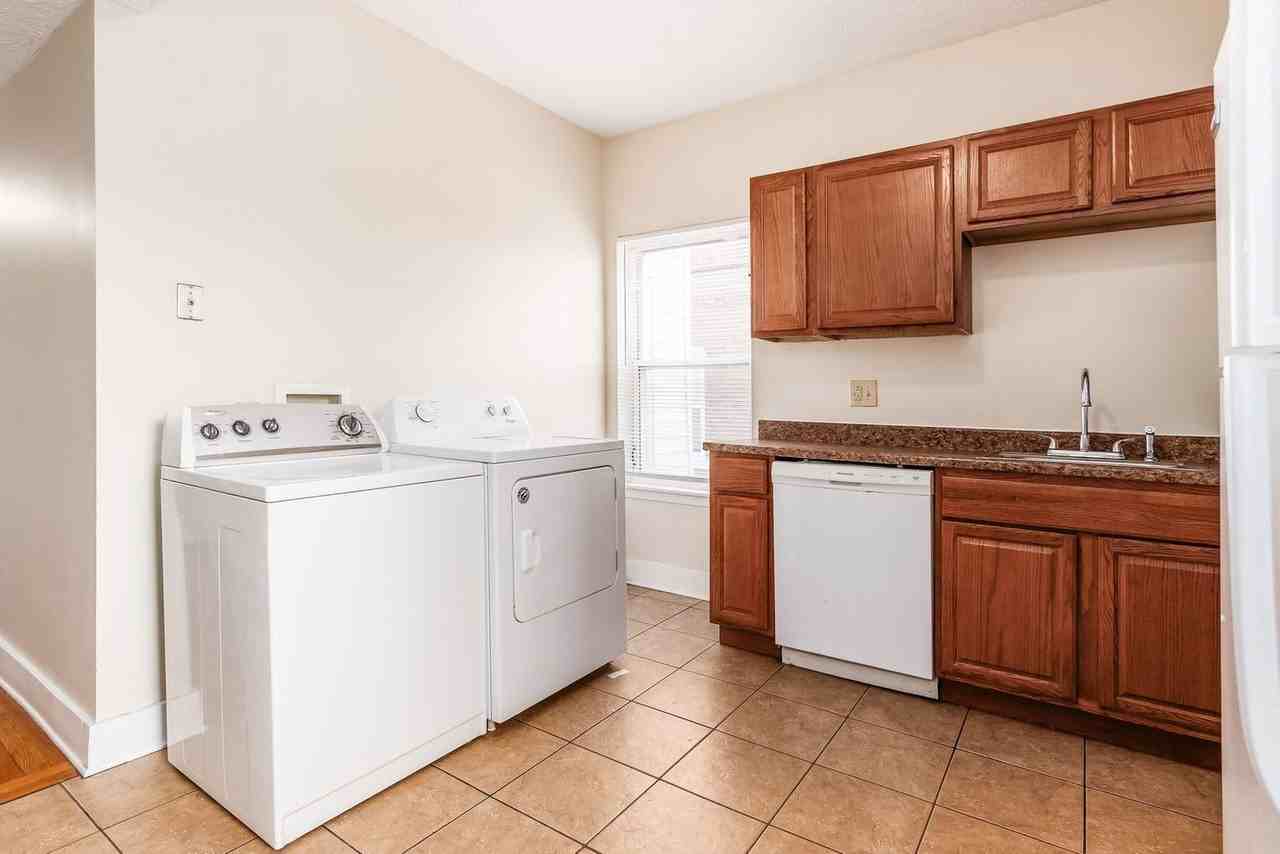 1371 Summit St #C - Photo 3 of 19