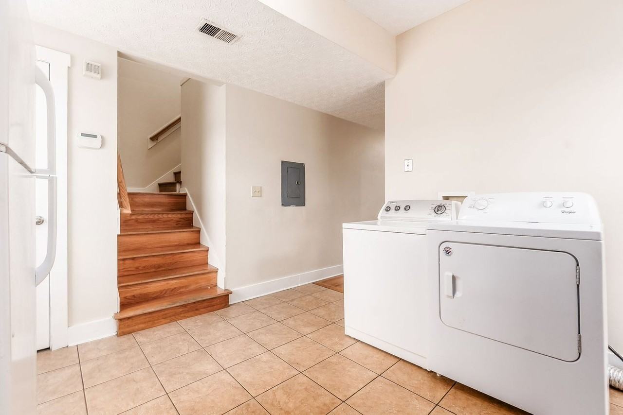 1371 Summit St #C - Photo 5 of 19