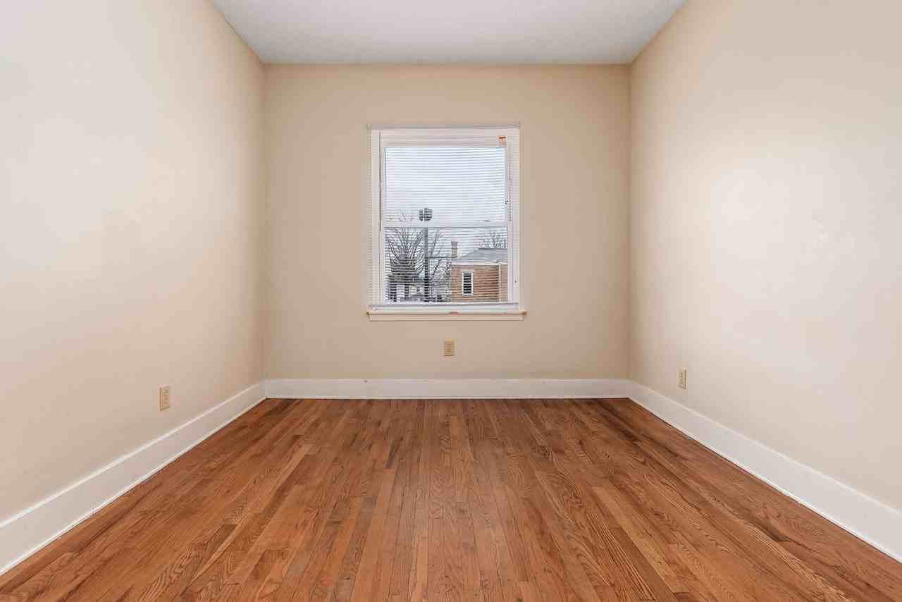 1371 Summit St #C - Photo 7 of 19