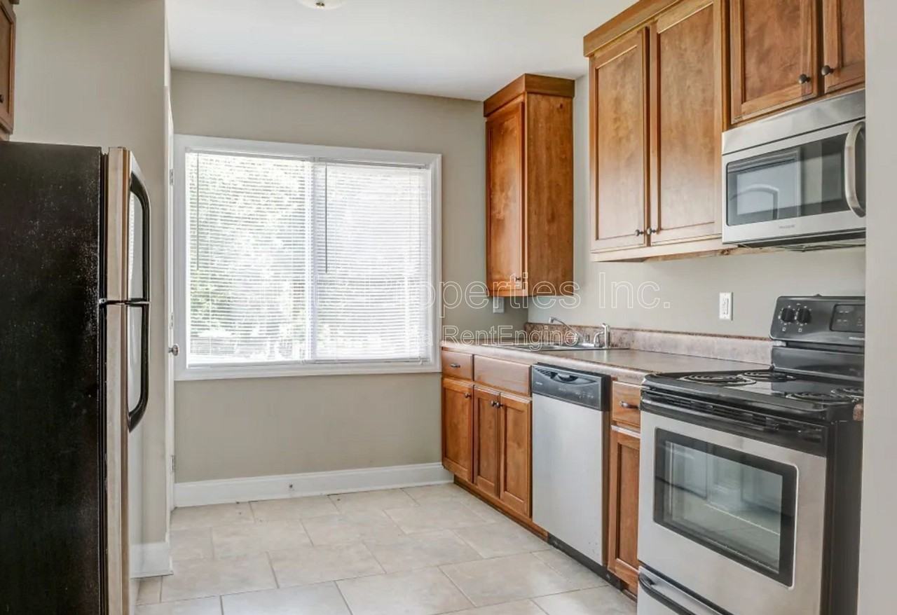 1246 Graham Ave #6 - Photo 3 of 12