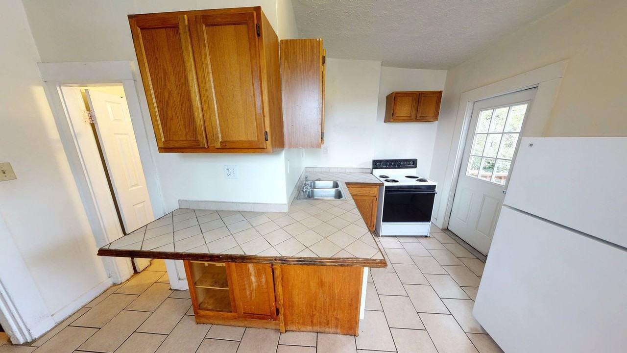 2431 Vine St - Photo 2 of 11