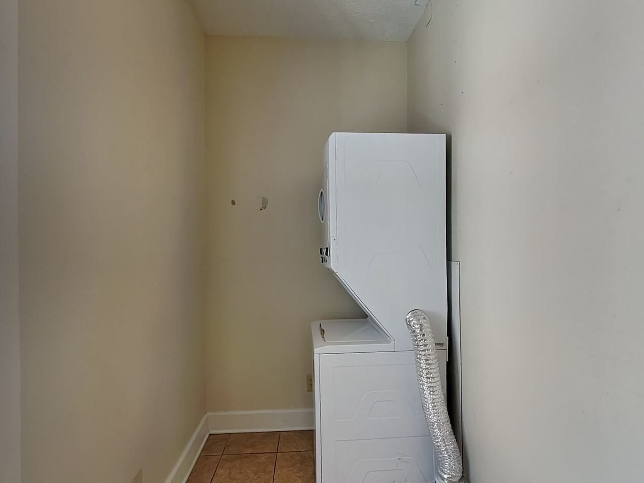 1394 Indianola Ave #C - Photo 5 of 15