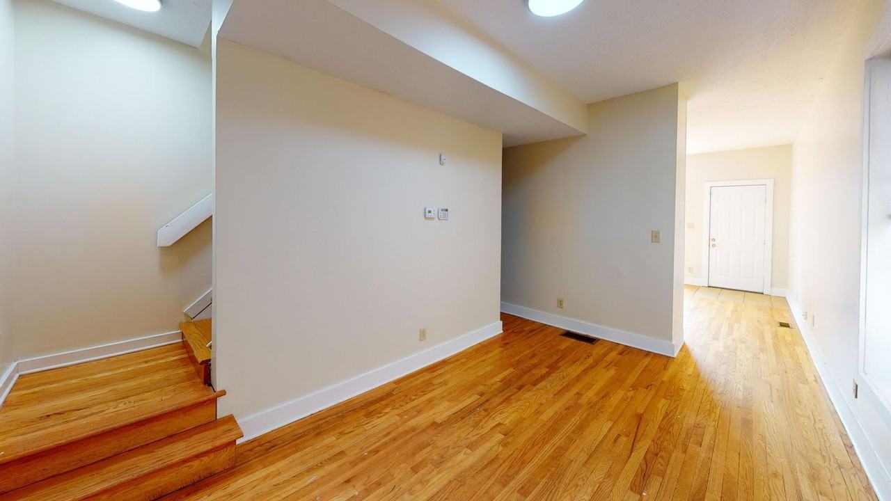 1373 Indianola Ave - Photo 4 of 8