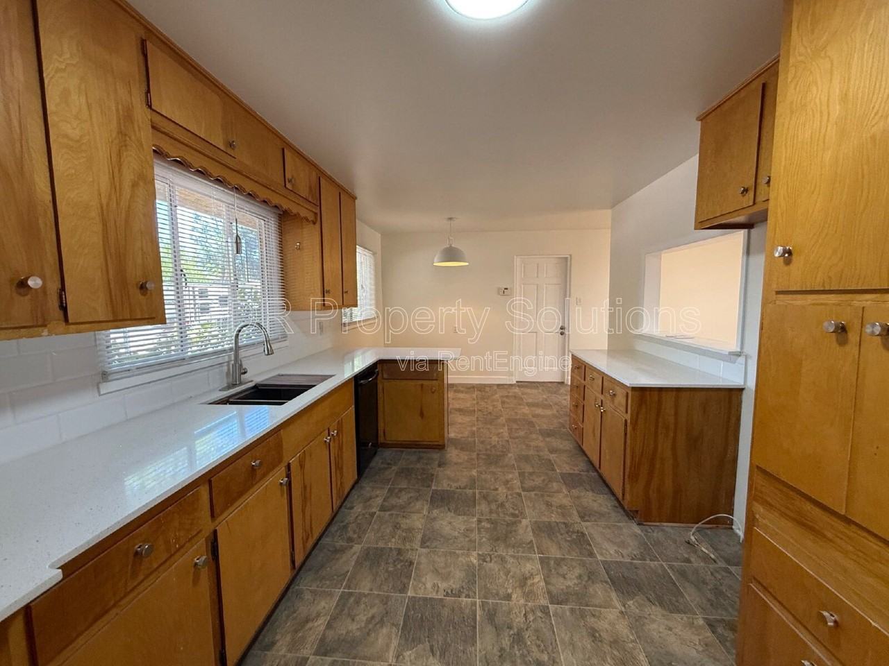 1317 Espanola St Ne - Photo 6 of 25