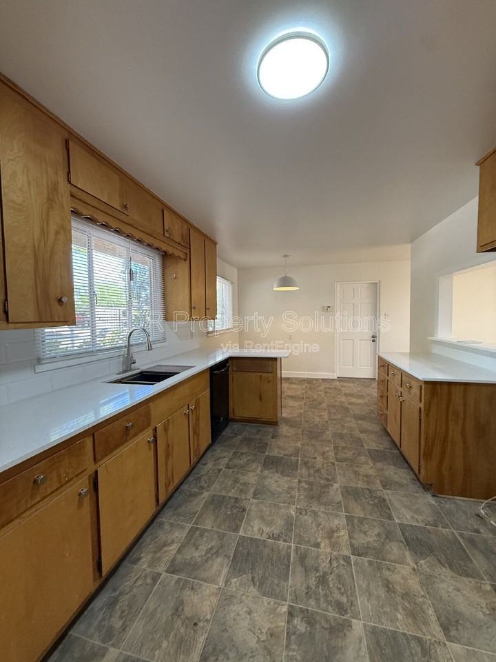 1317 Espanola St Ne - Photo 7 of 25