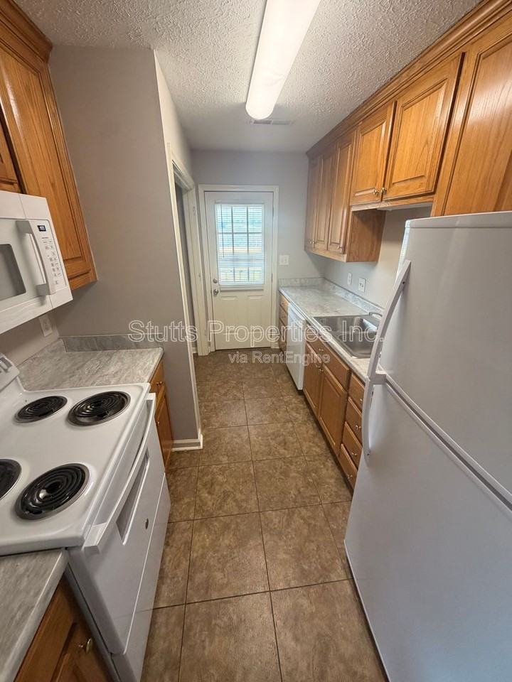 406 Jackson Ave #C - Photo 3 of 7