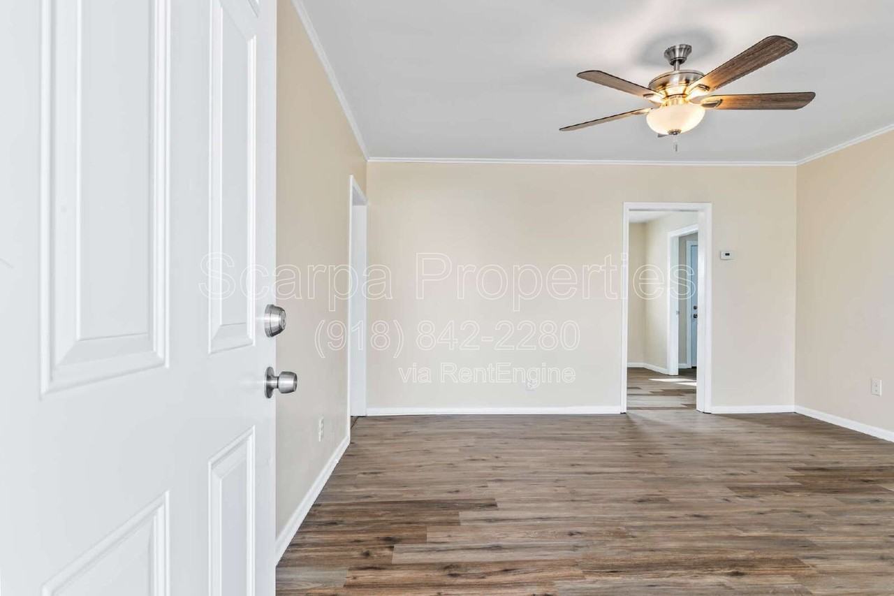 921 W Midway St - Photo 2 of 17