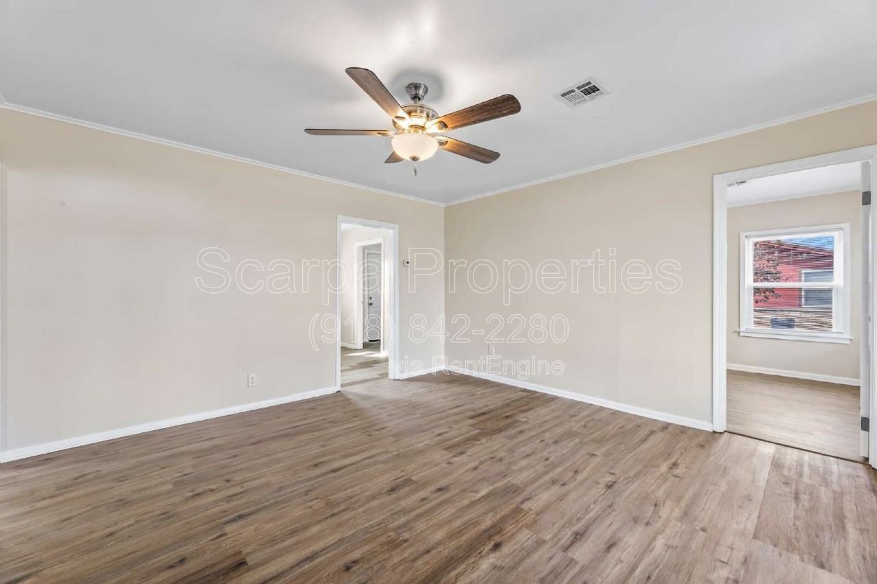 921 W Midway St - Photo 3 of 17