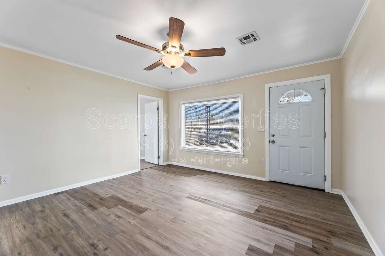 921 W Midway St - Photo 4 of 17