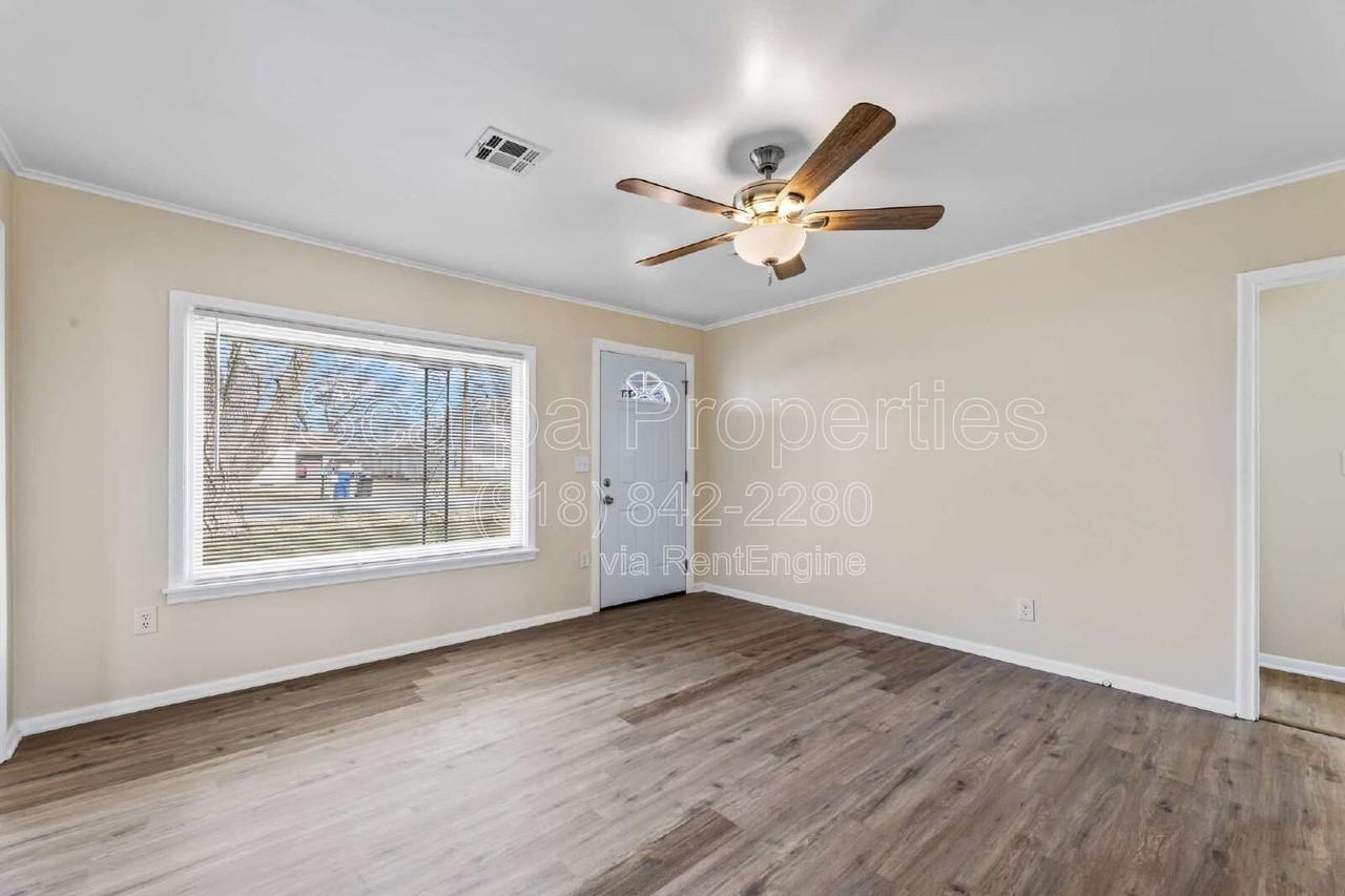 921 W Midway St - Photo 5 of 17