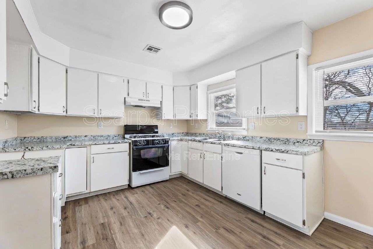 921 W Midway St - Photo 6 of 17