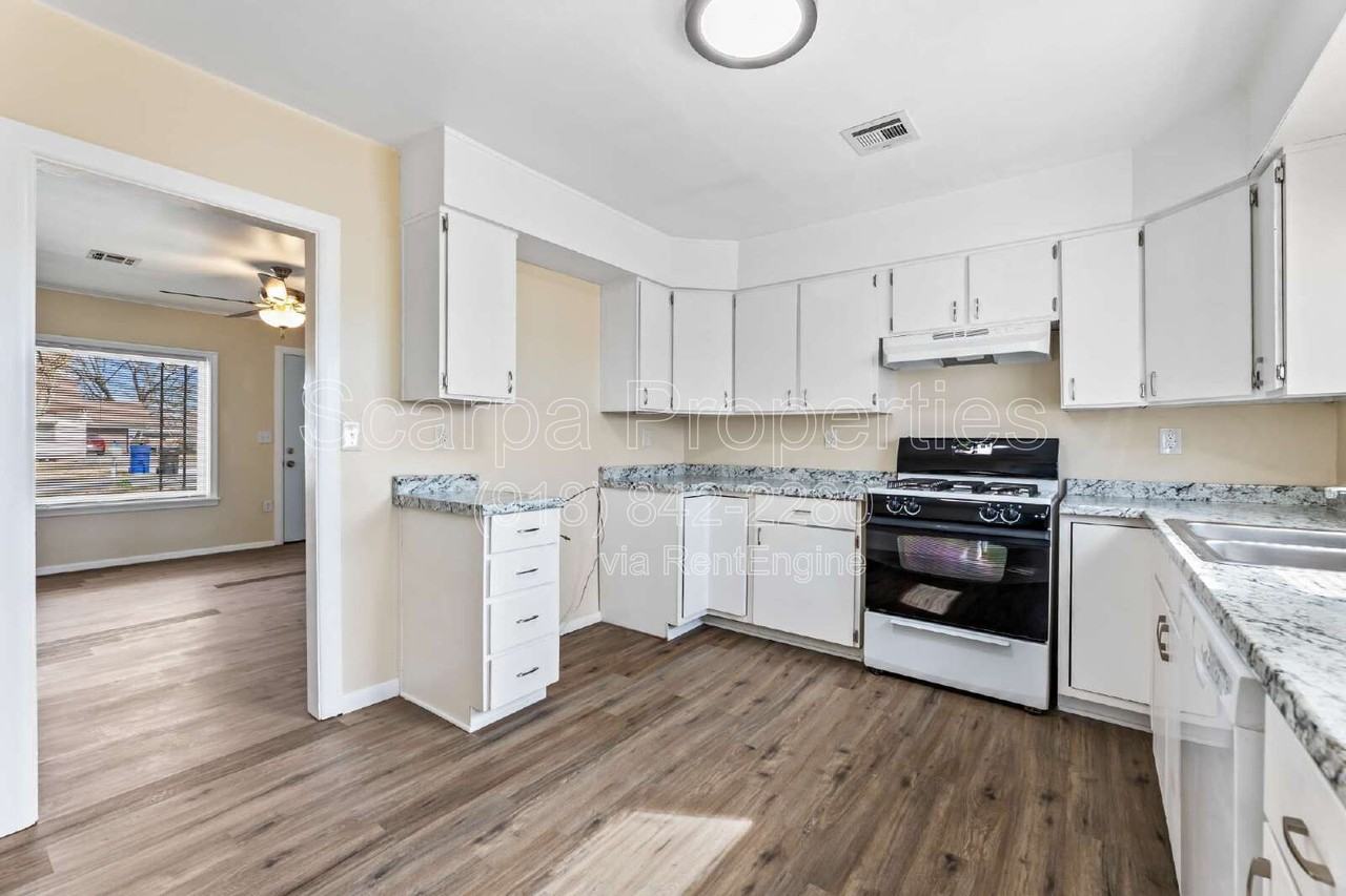 921 W Midway St - Photo 7 of 17