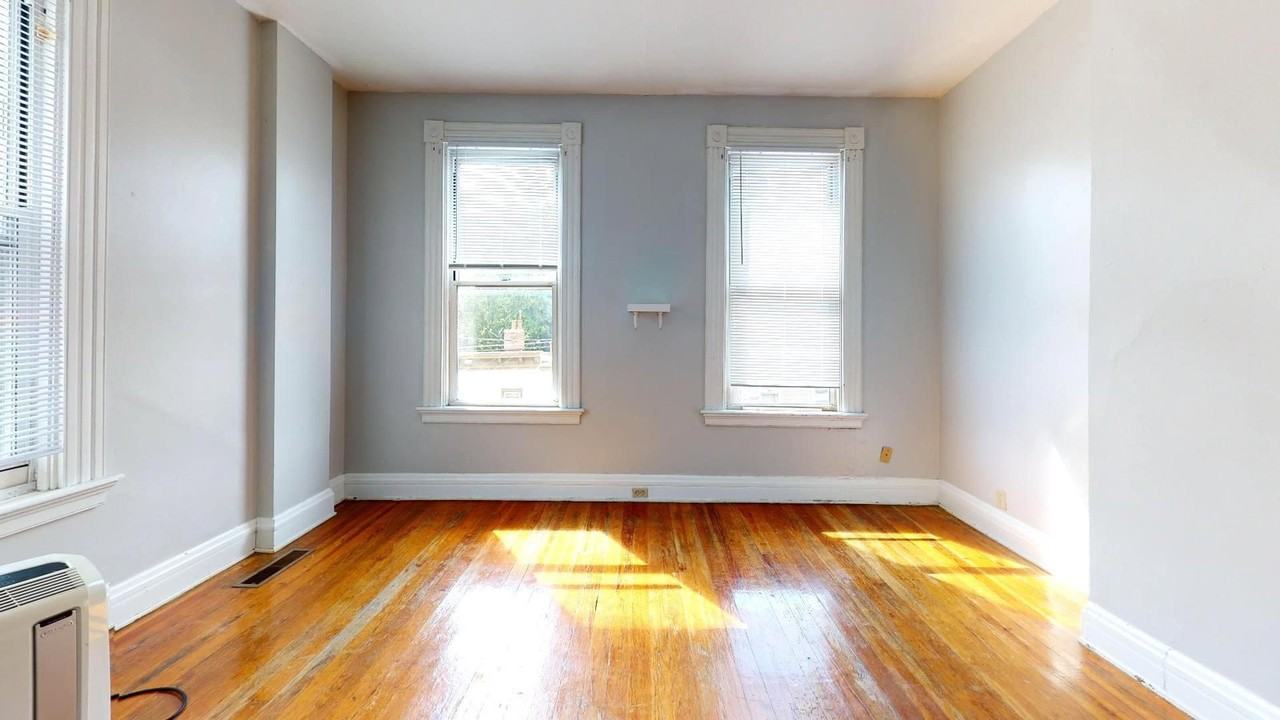 2222 Flora St - Photo 2 of 11