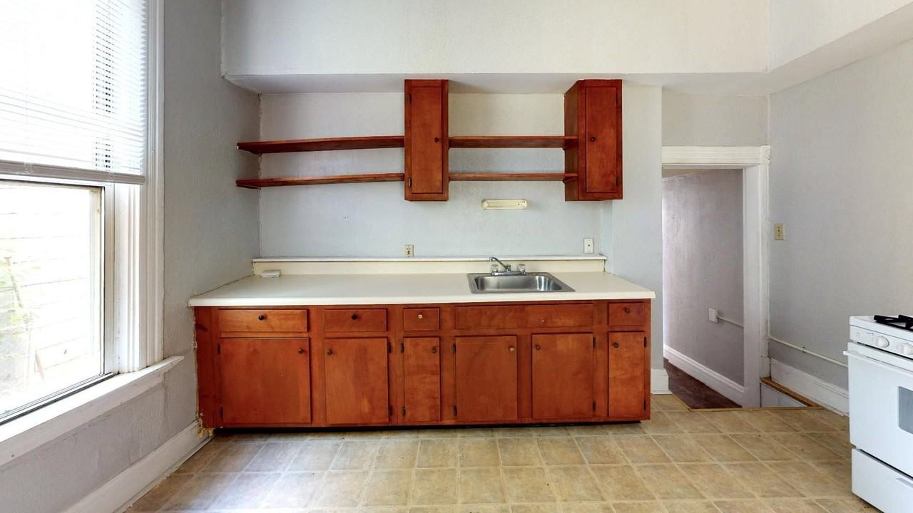 2222 Flora St - Photo 4 of 11