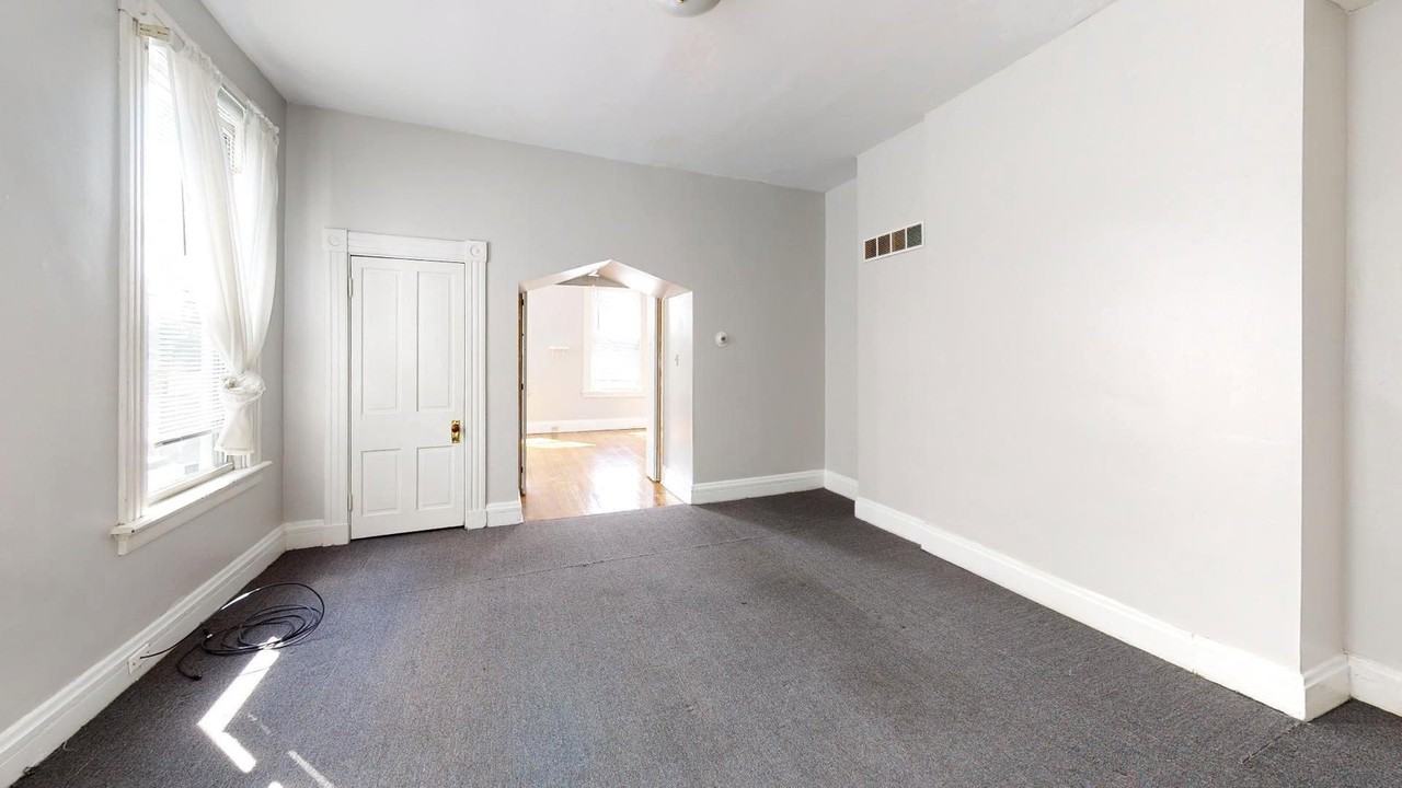 2222 Flora St - Photo 6 of 11