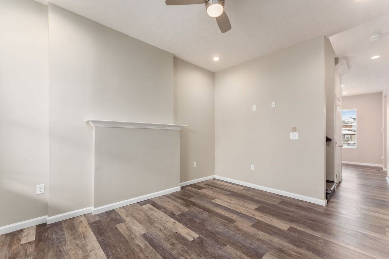 1363 Summit St - Photo 4 of 26