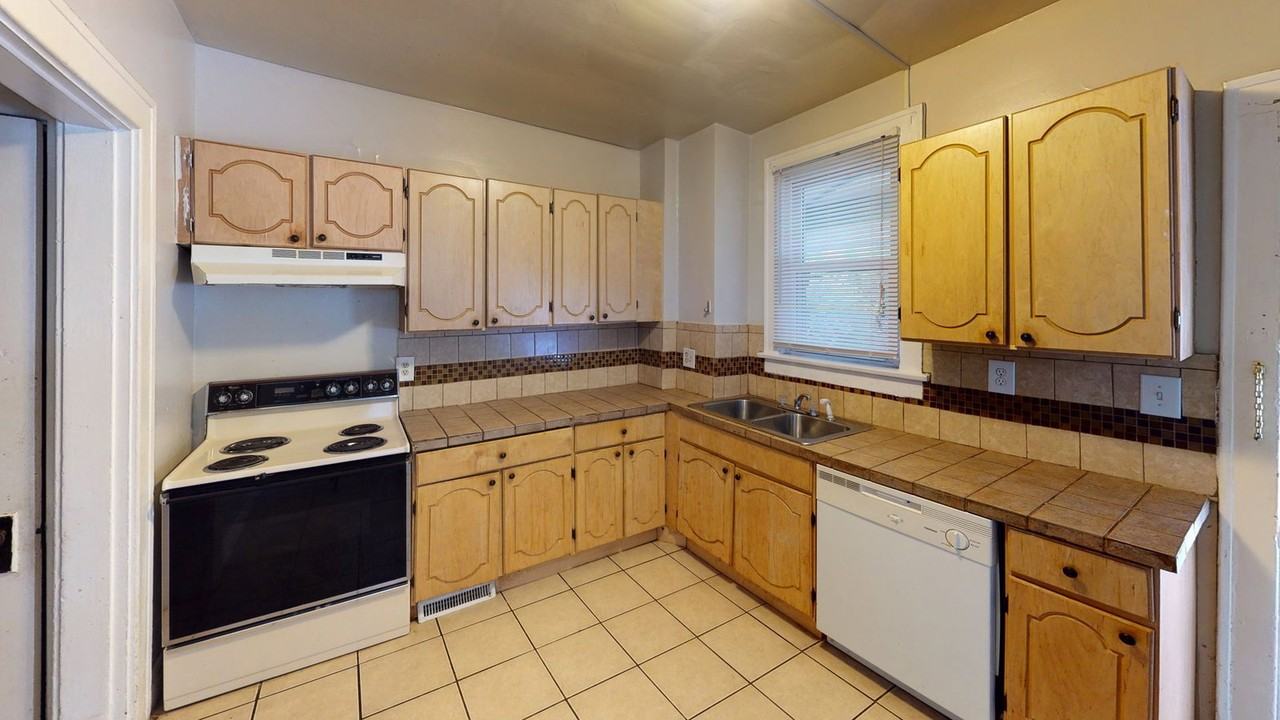 383 E 13th Ave - Photo 3 of 18