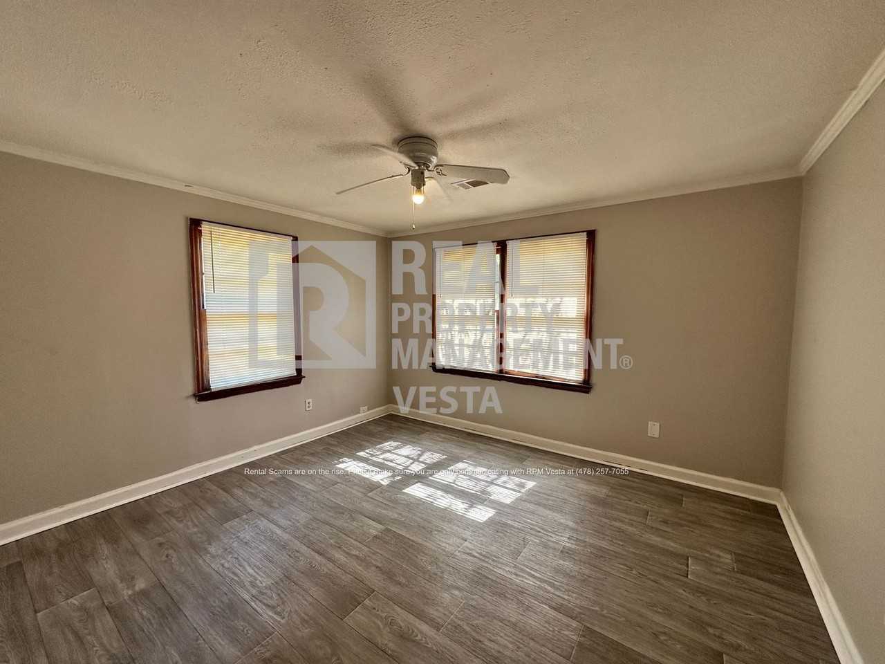 4085 Southview Dr - Photo 6 of 12