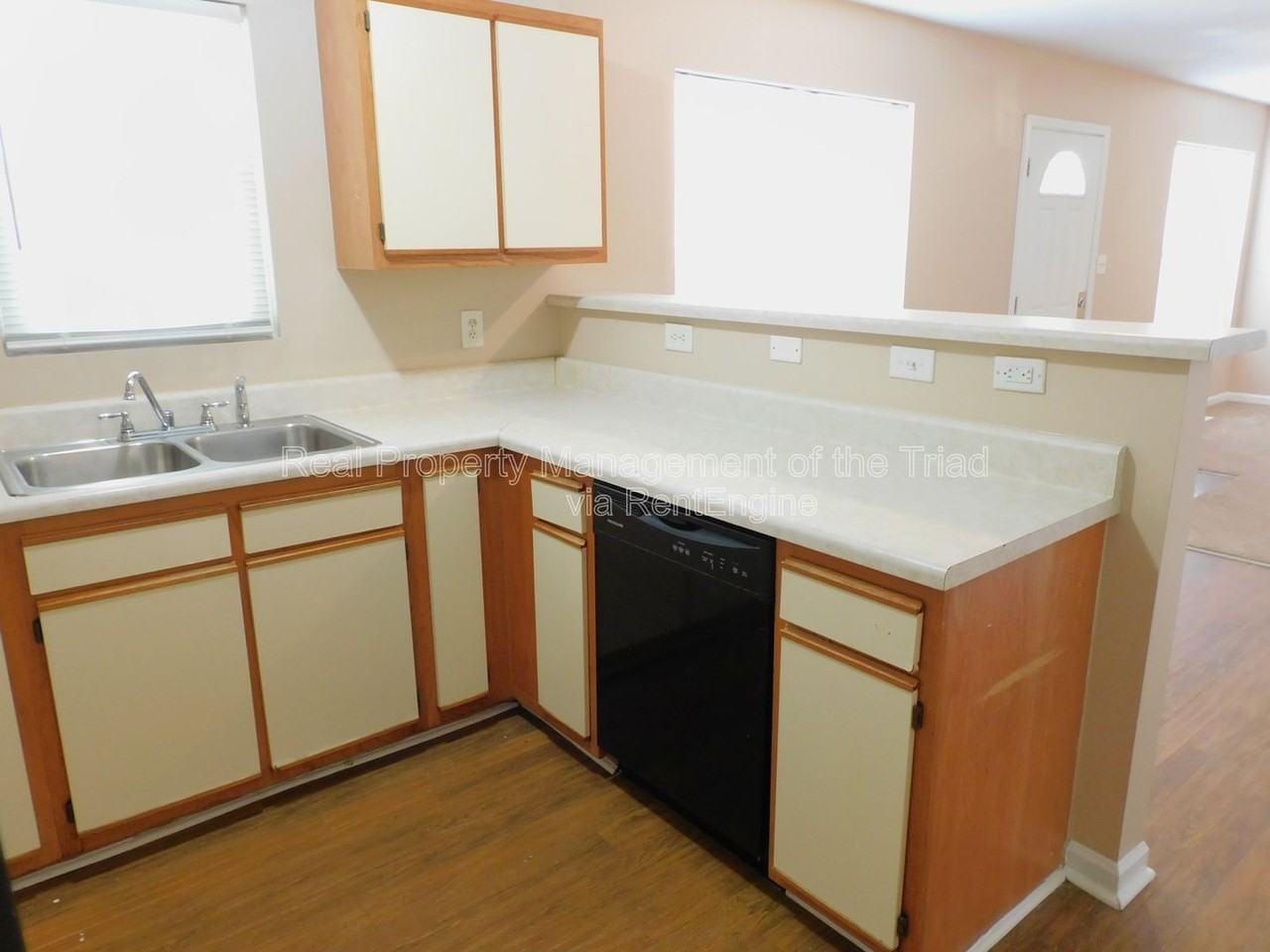 909 Beaumont Ave - Photo 7 of 22