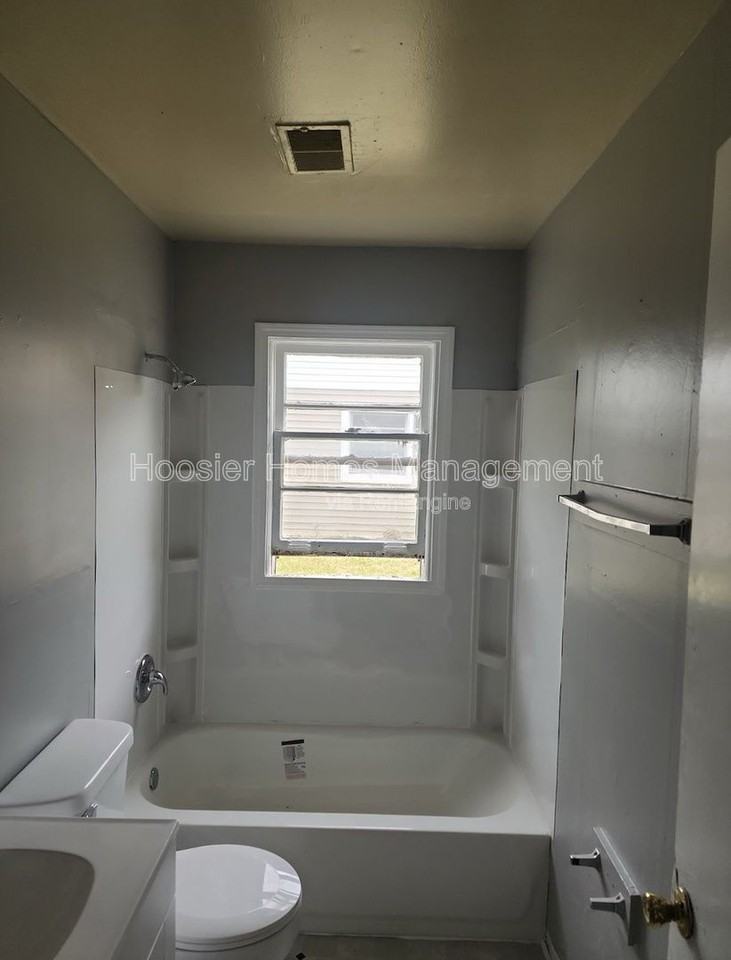 2202 N Kitley Ave - Photo 3 of 7