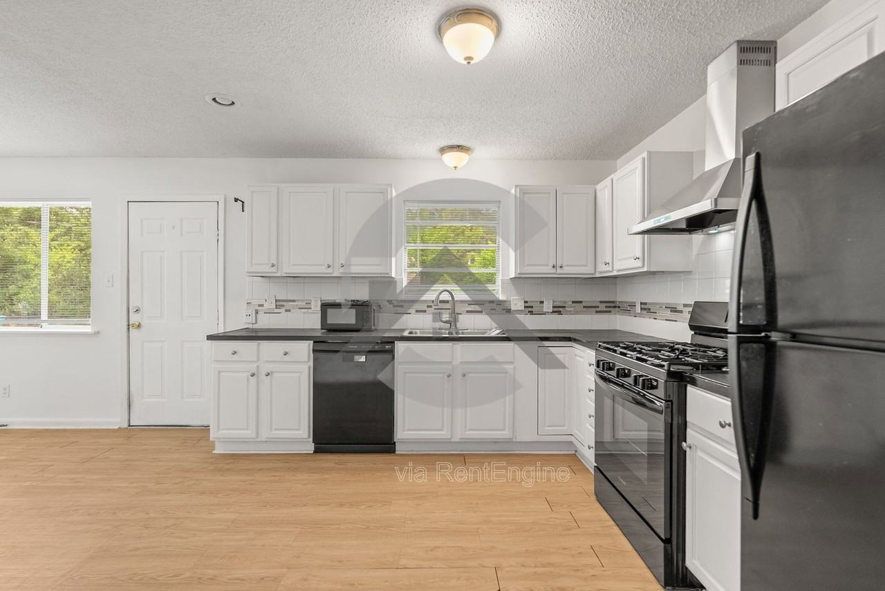 9409 Cerelle Dr - Photo 4 of 13