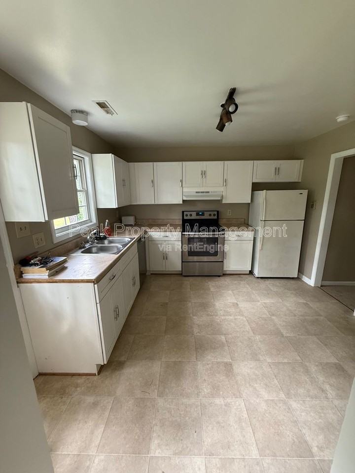 236 Chessington Rd - Photo 6 of 17