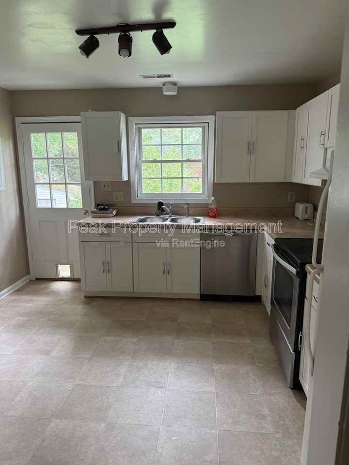 236 Chessington Rd - Photo 7 of 17