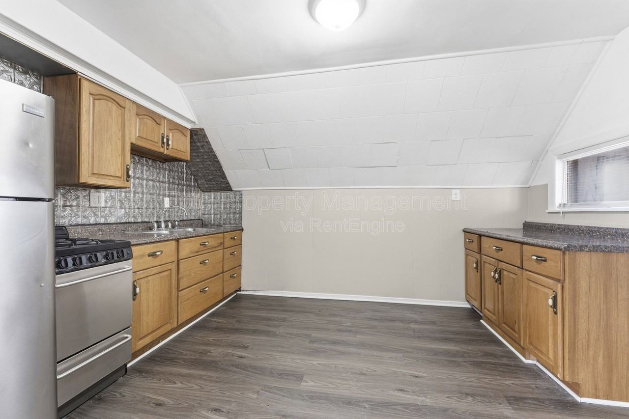 332 Goddard St - Photo 2 of 11