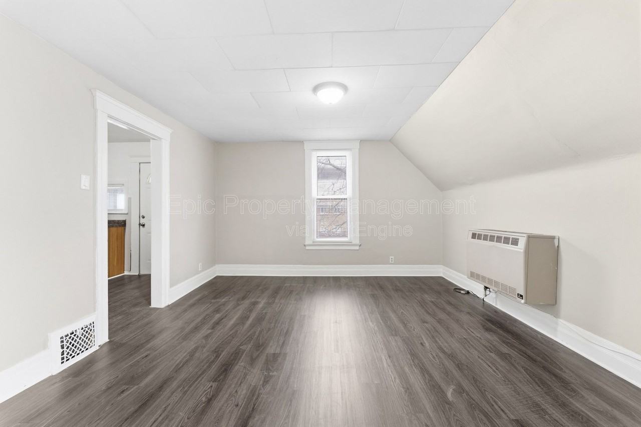 332 Goddard St - Photo 5 of 11