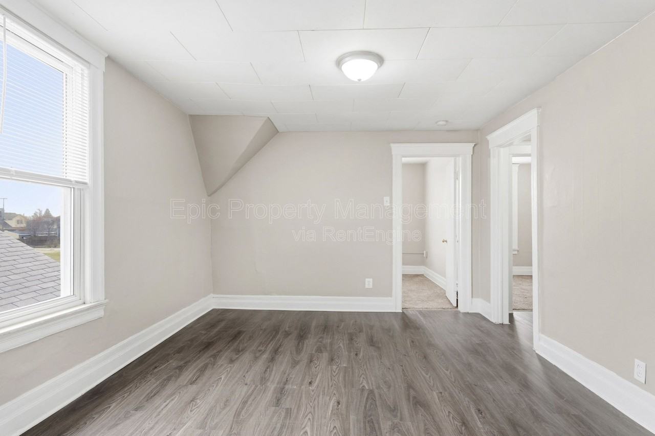 332 Goddard St - Photo 7 of 11