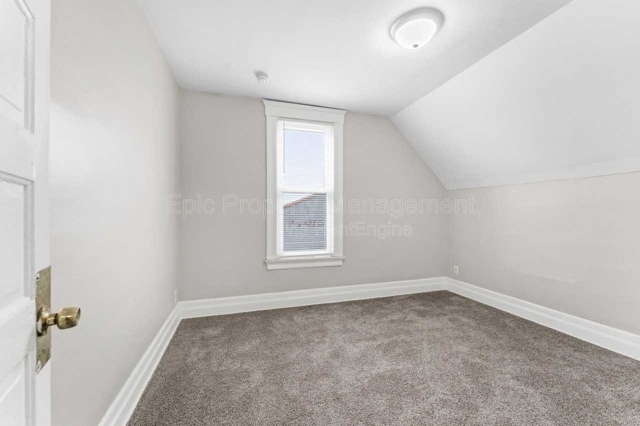 332 Goddard St - Photo 7 of 10