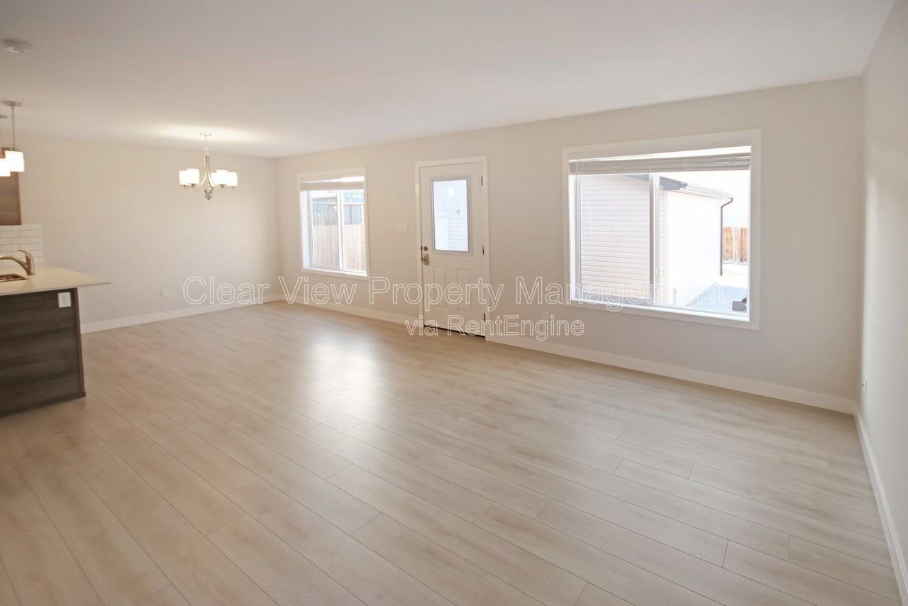 338 Skeena Cres W - Photo 3 of 26
