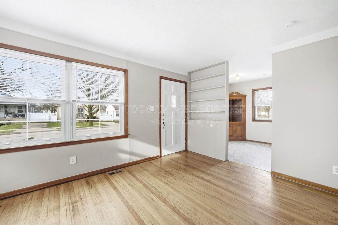 8048 Timken Ave - Photo 5 of 11